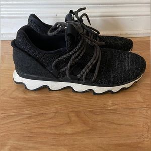 Sorel Women Kinetic Lace Up sneakers Black, size 8.5